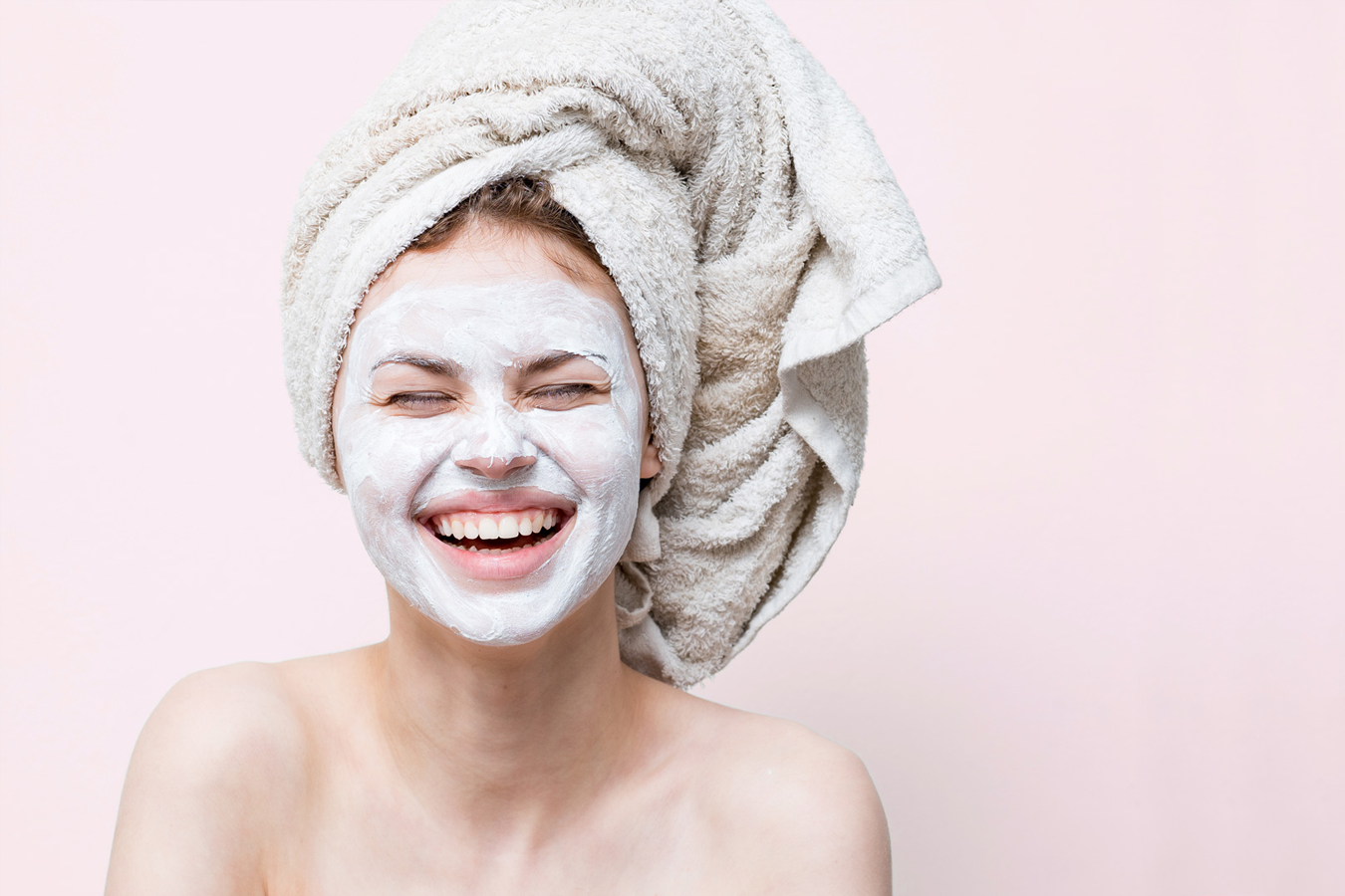 femme avec un masque visage souriant 